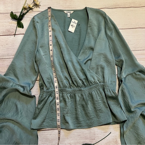 EXPRESS Cascading Sleeve Surplice Top - Picture 9 of 16